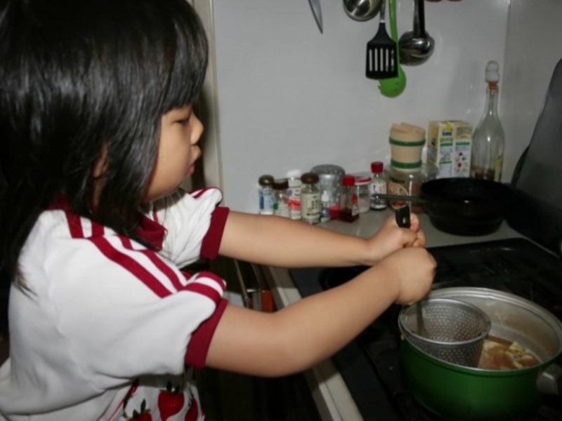 癌末妈妈病逝后，5岁女儿煮出和妈吗一样味道的味噌汤，疗愈爸爸走出悲伤