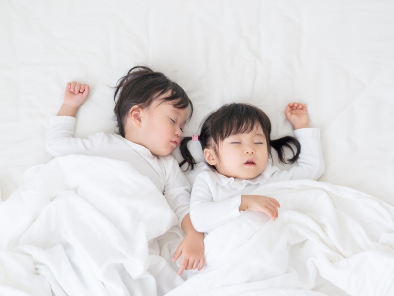 一个家庭两个孩子要怎么哄睡？外国妈妈5招实战经验分享，不再让哄睡变成育