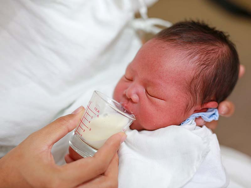 宝宝黄疸在医院照光，怎么喂？双胞胎怎么喂？吸多久要换边？