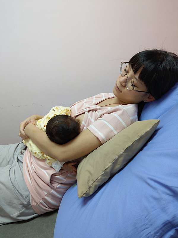 母乳新手必收！轻松掌握4种亲喂姿势，泌乳顾问大推的乳头受伤救援神物
