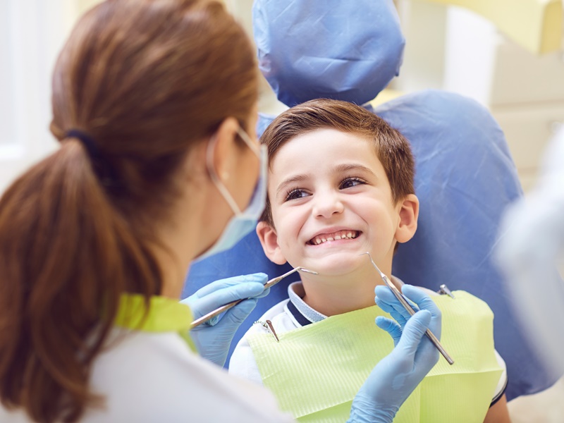 长出第一颗乳牙就该就医牙科门诊！牙医师提供爸妈3秘诀，让孩子乖乖看牙