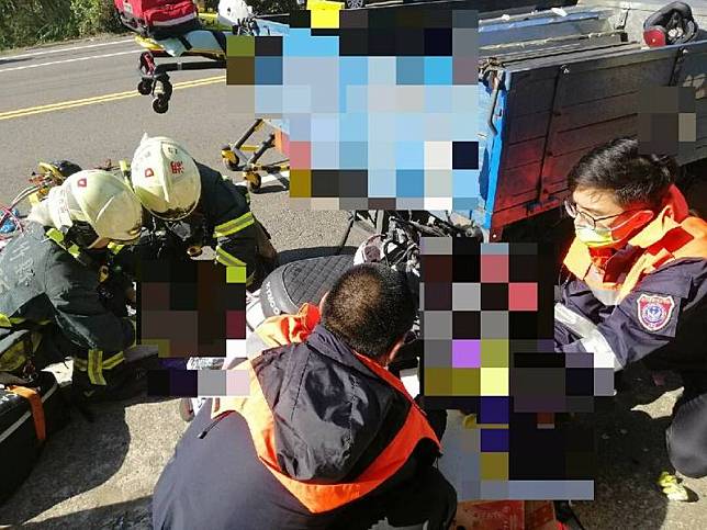 新竹机车追撞小货车后斗，妈妈与5岁次子伤重不治，7岁长子送医抢救中！