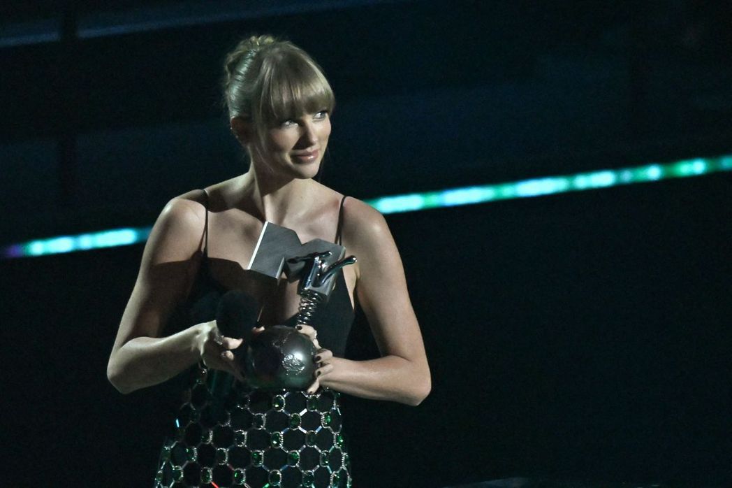 泰勒丝横扫MTV EMA夺4项大奖本届最大赢家
