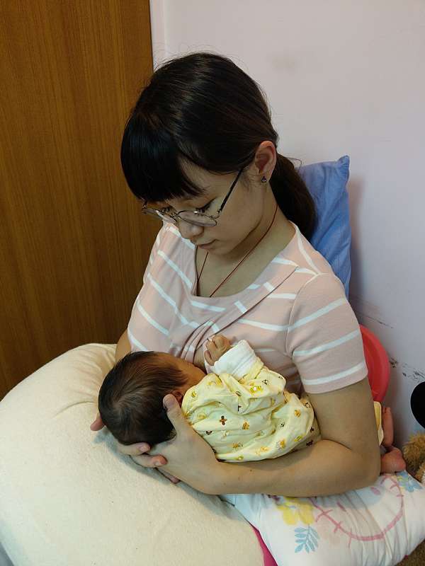 母乳新手必收！轻松掌握4种亲喂姿势，泌乳顾问大推的乳头受伤救援神物