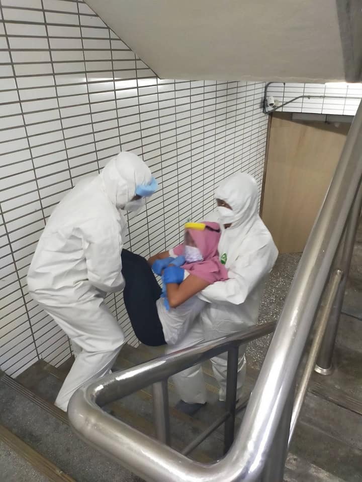 母子免分离微笑完成检疫、照护无法自理印尼移工到康复，为第一线照护人员喝