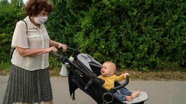 公园阿嬷要7月大女婴别坐推车，「我孙9个月就会自己走」