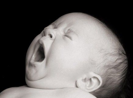 婴儿吐奶的原因及措施