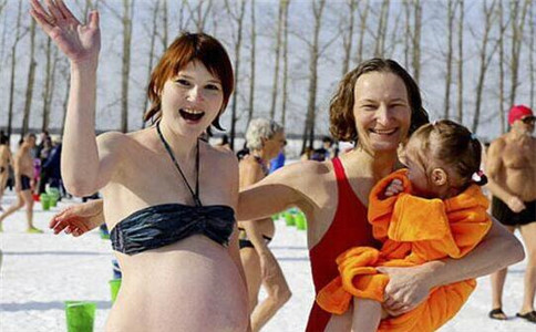 俄孕妇雪中参加冰桶挑战，孕妇接触冷水风险巨大！