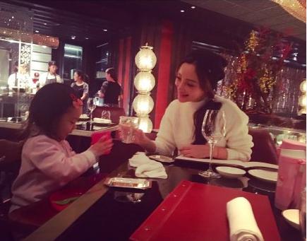 李小璐与小甜馨变闺蜜吃西餐，如何和孩子做知心朋友?