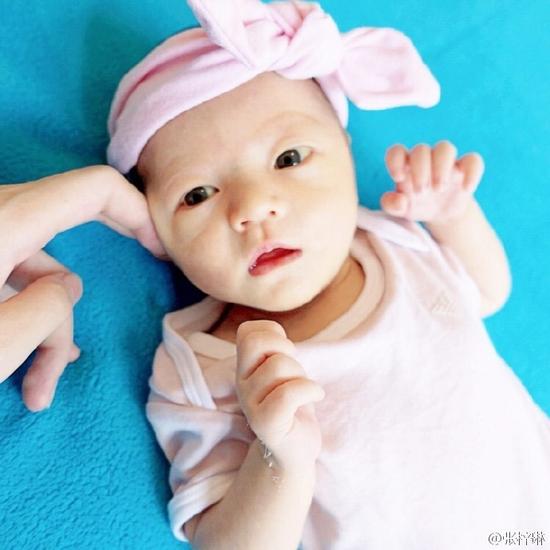 张梓琳在微博中上传了一组刚出生的女儿的照片，图中小公主一身粉红装扮，时而瞪大眼睛，时而盯着伸手抚摸的妈妈，胖嘟嘟的着实惹人喜爱。张梓琳还附文写道，“这是一枚揣着少女心的鲜肉妹子，出生14天啦，请你慢点长大”。 网友纷纷热议：“十四天就这么水嫩，那十四岁的时候得多漂亮呀！”“哇塞！怎么就这么萌萌的呢～一定要健健康康的美丽”“大眼睛长腿美少女，要像妈妈一样成长成美妙少女”。