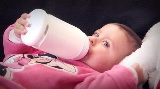 宝宝喝多少奶才够？5招让你看懂宝宝吃饱了没