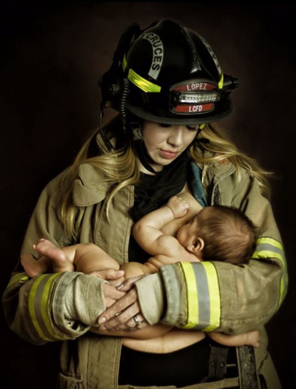 美国德克萨斯州一名摄影师，近日拍摄了一组全职妈妈身穿制服哺乳孩子的照片，其中一张母亲身穿丈夫消防员制服的照片引发争议。