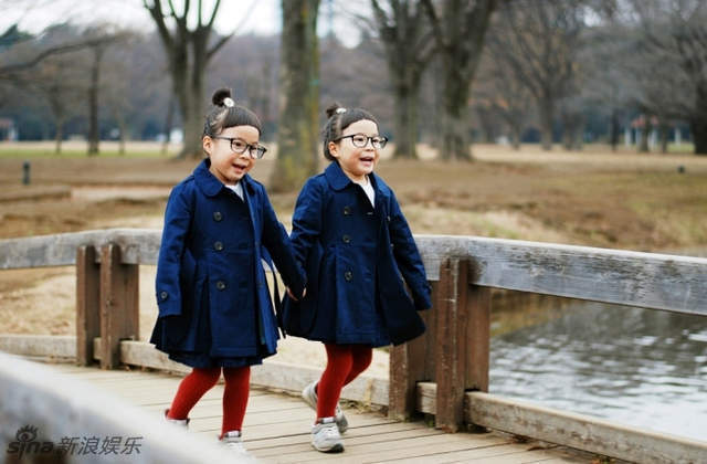梨花和杏菜这对4岁的双胞胎近日走红网络，招牌短刘海+黑框眼镜再加上妈妈精心搭配的双子穿搭，让她们在短时间内成为现在日本最红的双胞胎姐妹。