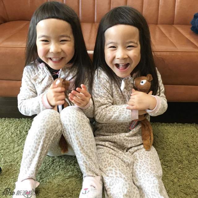 梨花和杏菜这对4岁的双胞胎近日走红网络，招牌短刘海+黑框眼镜再加上妈妈精心搭配的双子穿搭，让她们在短时间内成为现在日本最红的双胞胎姐妹。