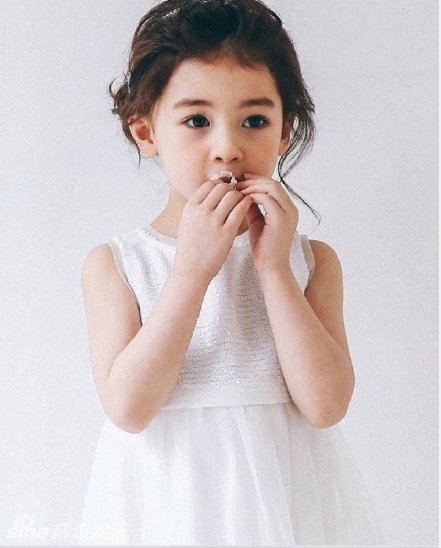 近日一个5岁的混血宝宝模特网络走红，大眼呆萌的她造型多变，讨人喜欢。