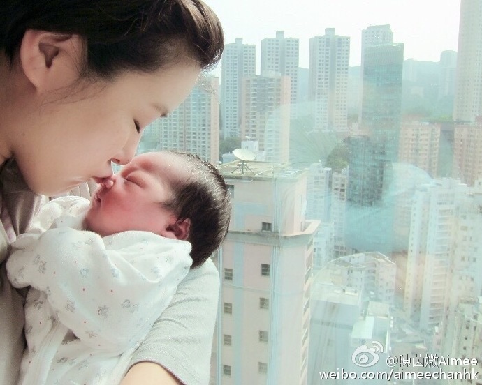 陈豪陈茵媺4月28日晚宣布宝宝已出世，今日陈茵媺在微博晒出图片，三胎终得女儿。