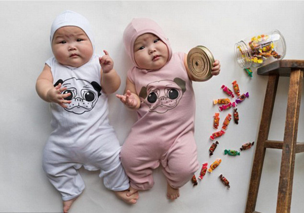 近日，新加坡一对八个月大的双胞胎姐妹的萌照在Ins上走红，她们所穿的系列服装都由其母亲精心搭配，甚至包括《星球大战》中的角色和美人鱼，萌翻网友。