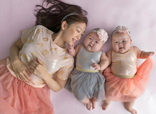 近日，新加坡一对八个月大的双胞胎姐妹的萌照在Ins上走红，她们所穿的系列服装都由其母亲精心搭配，甚至包括《星球大战》中的角色和美人鱼，萌翻网友。