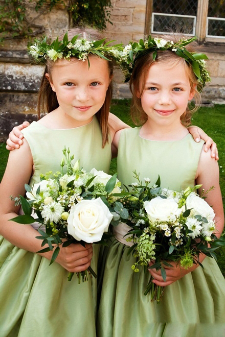 色彩艳丽的花朵与绿色的枝叶簇成花冠戴在小花童的头上，尽显森林小仙子的气质，站在新娘旁边十分有爱，这样的画面让婚礼格外印象深刻，与众不同。