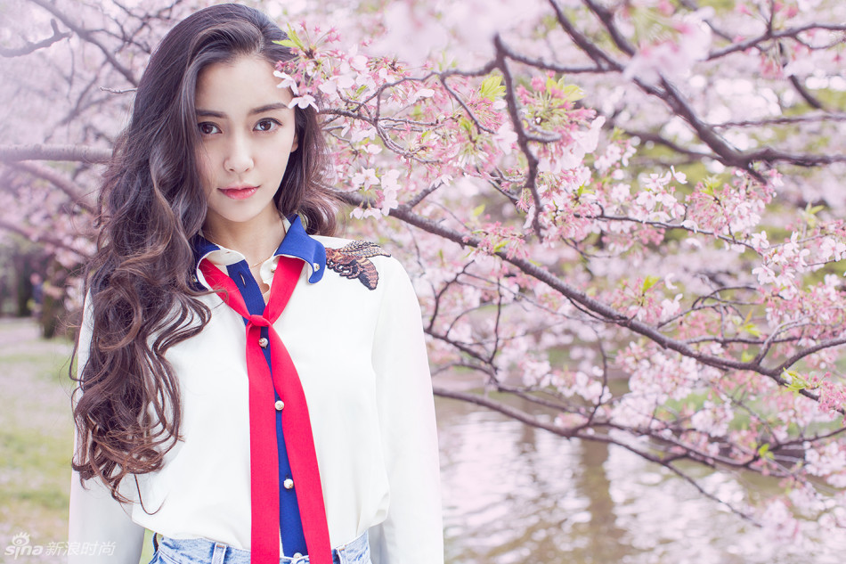 Angelababy全新《樱花说》写真，清新的妆容与背后的樱花美景交相呼应，形成一幅美醉人的画面。时而纯真时而率性的感觉更是凸显了baby的少女气质，怎一个仙字了得。