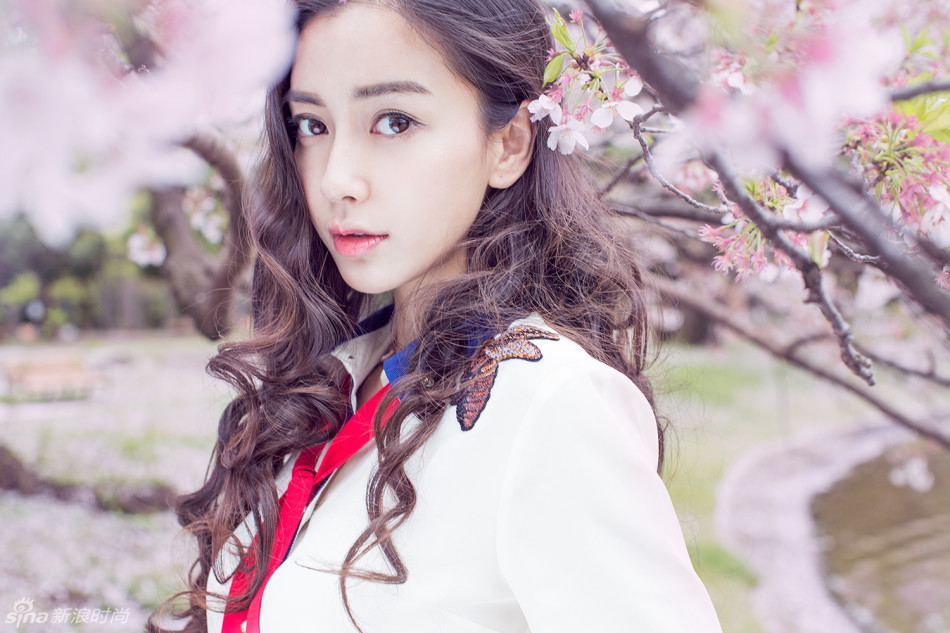 Angelababy全新《樱花说》写真，清新的妆容与背后的樱花美景交相呼应，形成一幅美醉人的画面。时而纯真时而率性的感觉更是凸显了baby的少女气质，怎一个仙字了得。