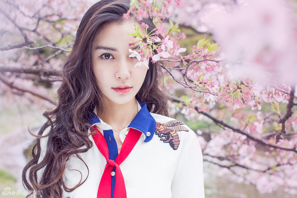 Angelababy全新《樱花说》写真，清新的妆容与背后的樱花美景交相呼应，形成一幅美醉人的画面。时而纯真时而率性的感觉更是凸显了baby的少女气质，怎一个仙字了得。