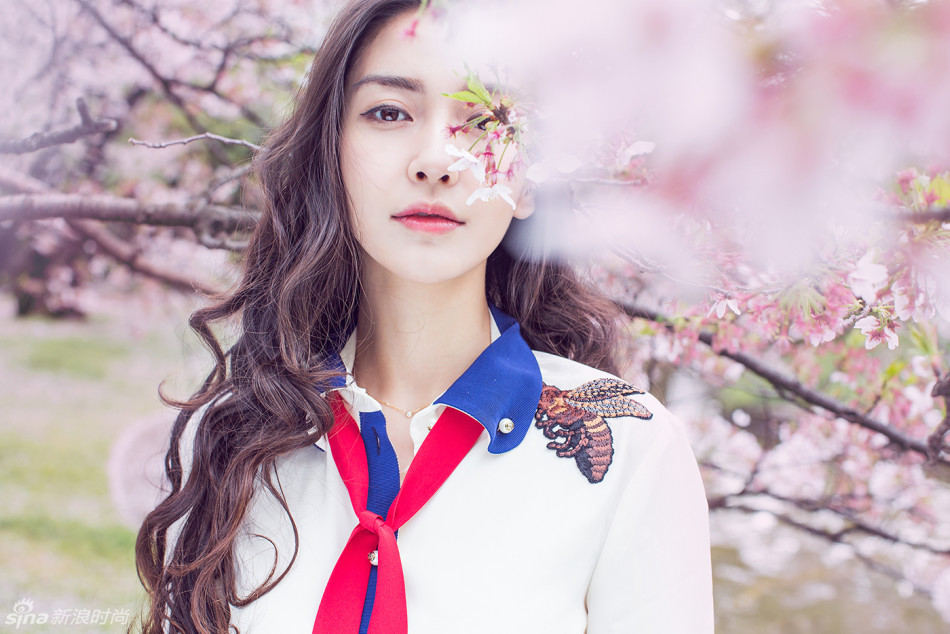 Angelababy全新《樱花说》写真，清新的妆容与背后的樱花美景交相呼应，形成一幅美醉人的画面。时而纯真时而率性的感觉更是凸显了baby的少女气质，怎一个仙字了得。