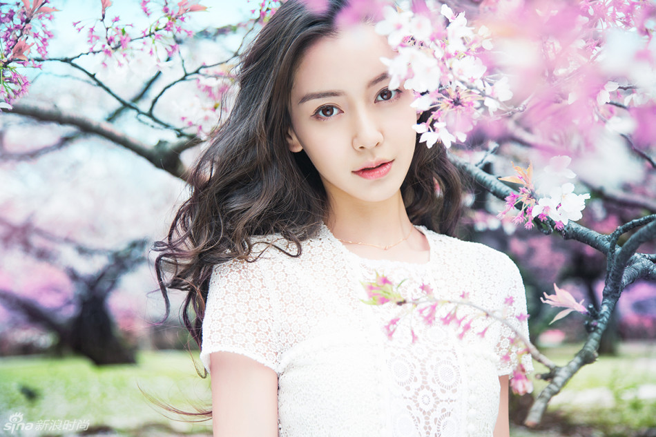 Angelababy全新《樱花说》写真，清新的妆容与背后的樱花美景交相呼应，形成一幅美醉人的画面。时而纯真时而率性的感觉更是凸显了baby的少女气质，怎一个仙字了得。