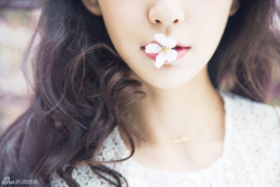 Angelababy全新《樱花说》写真，清新的妆容与背后的樱花美景交相呼应，形成一幅美醉人的画面。时而纯真时而率性的感觉更是凸显了baby的少女气质，怎一个仙字了得。