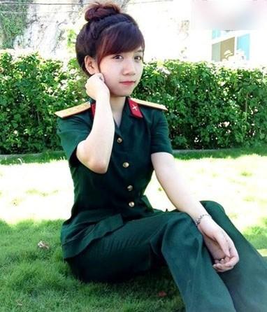 越南军队中也有不少女性士兵,她们大多并不在一线的战斗部队服役,而是担任后勤、通信、文艺等部门的工作任务,她们也有卖萌可爱的一面。