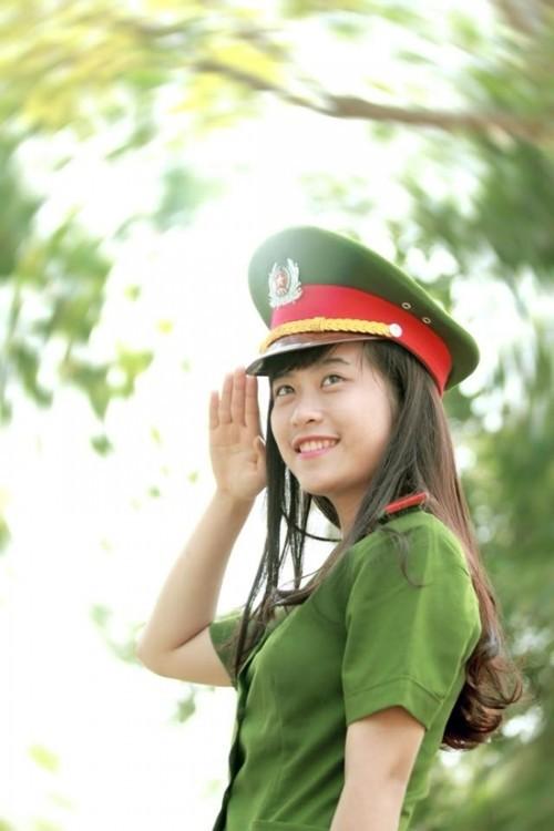 越南军队中也有不少女性士兵,她们大多并不在一线的战斗部队服役,而是担任后勤、通信、文艺等部门的工作任务,她们也有卖萌可爱的一面。
