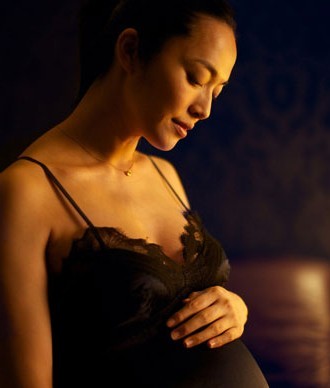 2013年5月12日，即将晋升妈妈的“微博女王”姚晨在其个人微博上传了最新照片，这张唯美孕照引来众多网友关注。很多孕妈妈都会拍摄美丽的写真照片，那么孕期拍写真该注意些什么呢？