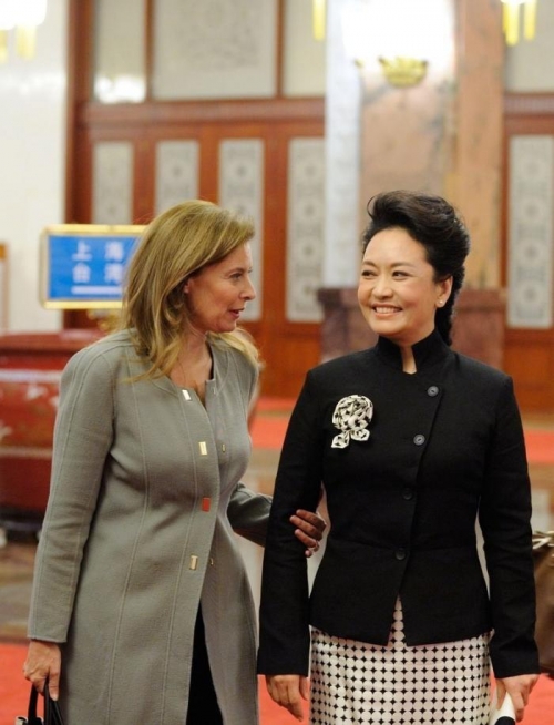 4月25日，北京，习近平主席夫人彭丽媛与法国总统奥朗德的女友瓦莱丽·特里埃维勒合影。
