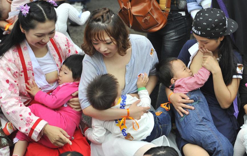 福州上百名妈妈街头哺乳引争议 母乳喂养的好处