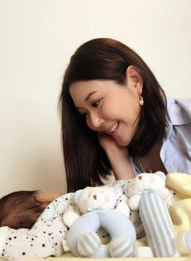 徐绮雯看着女儿