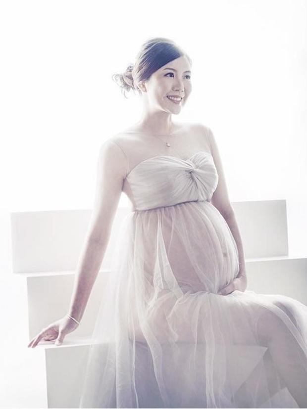 据悉，徐绮雯跟了许晋亨三年，当年还以正牌女友身份陪许晋亨出席家庭聚会，直到2006年李嘉欣与许晋亨恋情曝光，徐绮雯从此绝迹娱乐圈。