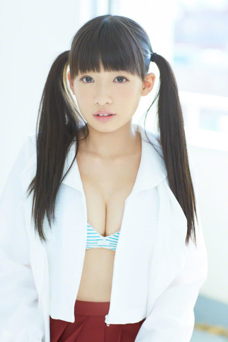 今天要为大家介绍的这位妹子是椎名光，椎名光曾是日本读者杂志的知名模特，浑身散发着清新的气息，还有非常有少女感的颜值和丰满的胸部，不管哪一点都非常吸引人啊。