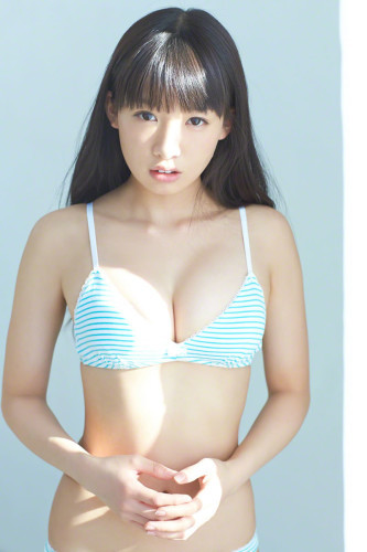 今天要为大家介绍的这位妹子是椎名光，椎名光曾是日本读者杂志的知名模特，浑身散发着清新的气息，还有非常有少女感的颜值和丰满的胸部，不管哪一点都非常吸引人啊。