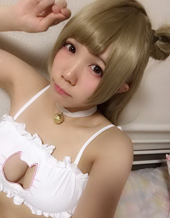 いなりたねこ 是来自日本的一位coser，兴趣是喜欢猫咪跟cosplay，觉得自己的身材很棉花糖是个特色...我想这意思应该是说自己软绵绵这样吧