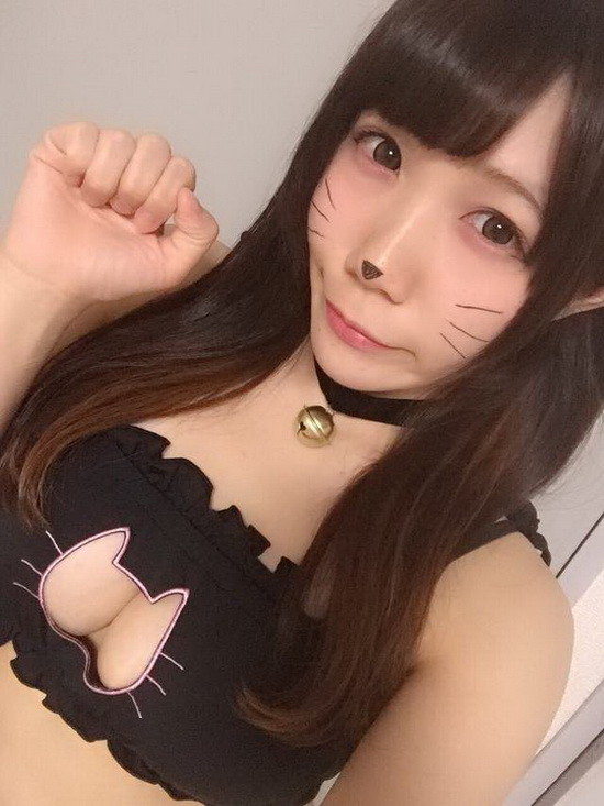 いなりたねこ另外也尝试了多种的开胸内衣，当中不管是露胸或是露下乳的款式都尝试过喔