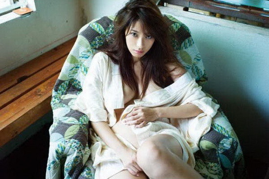 染谷有香这次除了会穿宽松的衣服展露出若隐若现的G奶之外~还会挑战湿身戏码在镜头前把自身的妩媚挥洒的淋漓尽致