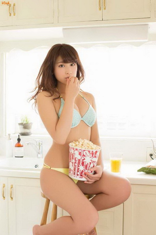 去年的ヤングマガジン让三位世代写真女星参加了夏日合宿，这三位分别是柳百合菜、久松郁实、都丸纱也华这三位新人