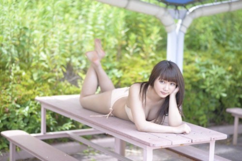 今天要为大家介绍的妹子是来自日本的写真偶像——水沢柚乃。除了是一名写真女星，水沢柚乃还身兼声优偶像团体组合的成员。有一张娃娃脸般童颜的她今年刚满18岁，却有着与年龄不符的有料身材，因此也拍摄过很多不错的写真作品，像她也曾做过古贺学老师的模特哦。