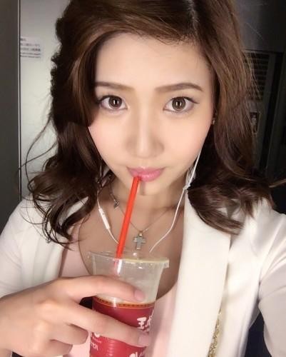 今天要为大家介绍的美女叫做绪方友莉奈，1993年出生的她现在已经是小有名气的模特。别看她的写真都一股御姐范，生活中的她却是个地地道道的宅女呢。