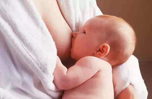 宝宝喂奶的正确姿势,宝宝呛奶怎么办?宝宝呛奶后的急救处理