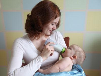 宝宝喂奶的正确姿势,宝宝呛奶怎么办?宝宝呛奶后的急救处理