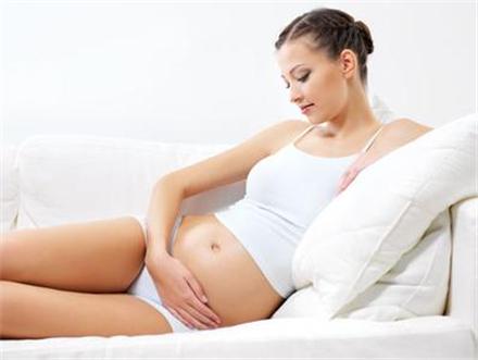 孕期抚摸肚子有讲究，孕妈该如何正确抚摸肚皮？