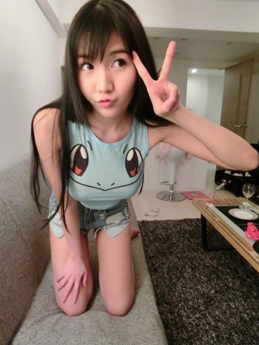 说道泰国正妹，不知道大家还记不记得这位以“胸狠”着称的棒糖妹。棒糖妹原名Arisara Karbdecho，读于曼谷大学国际学院，目前是泰国知名网红模特，泰国十大话题美女，除了日常拍摄，妹子偶尔也会做做直播。