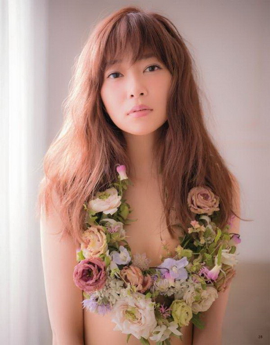 今天要来分享的是指原莉乃在「an?an」杂志上最新揭露的半裸写真，话说演艺事业一帆风顺的她在写真的尺度上也越来越大胆。