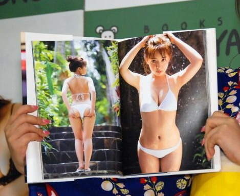 拥有清纯脸蛋+火辣肉体的日本女团NMB48前成员山田菜菜（山田菜々）的最新个人写真集「nanairo」在8月10日发售，书中收录了据说是今年芳龄24岁的山田菜菜史上最大尺度露出挑战的大胆写真。她笑说其实在拍摄前突然惊觉自己体型竟然变这样了，只好赶快节食啦。